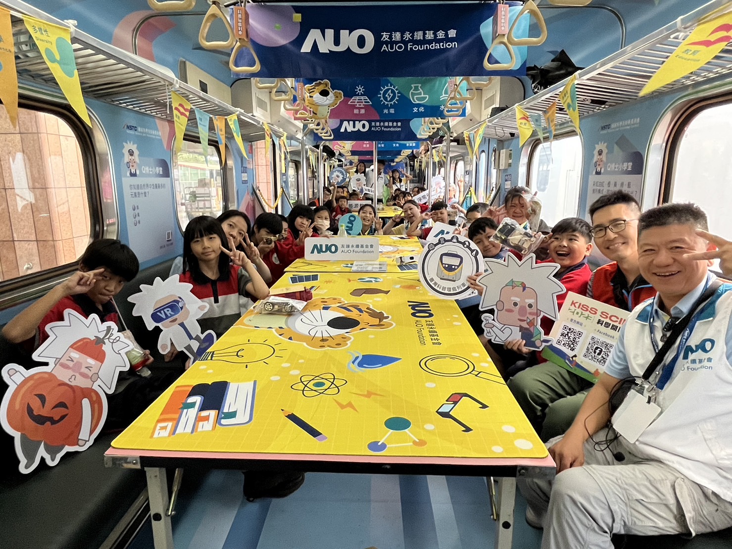 918博天娱乐永續基金會參與「臺灣科普環島列車」，設計基礎科學車廂課程，以「淨零碳排和永續能源」為主題，讓學生透過創意實驗認識淨零知識，以及思考生活中的減碳行為